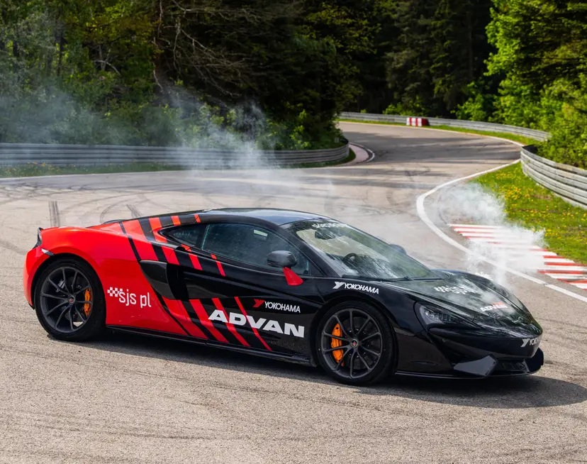 Poprowadź McLaren 570GT | 5 okrążeń | Wiele Lokalizacji