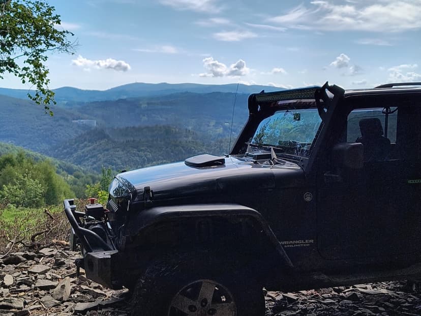 Panorama Beskidu Śląskiego zza Kierownicy Jeepa