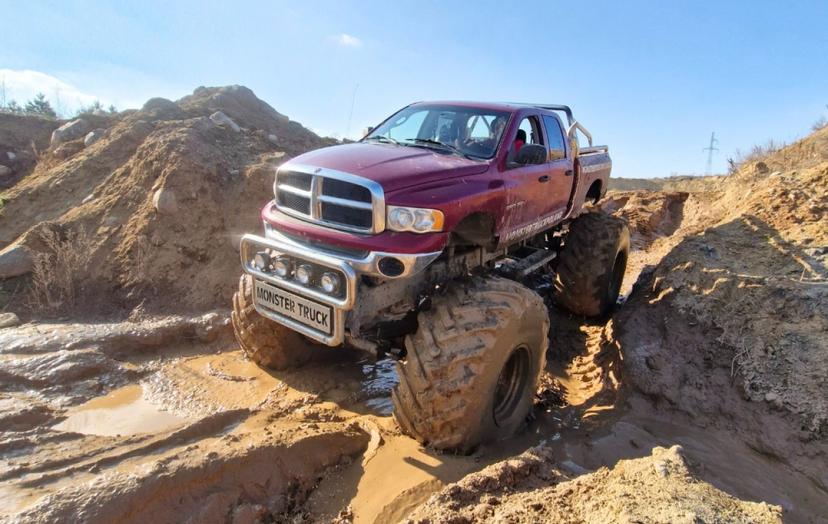 Jazda Monster Truckiem (30 minut) | Wiele Lokalizacji