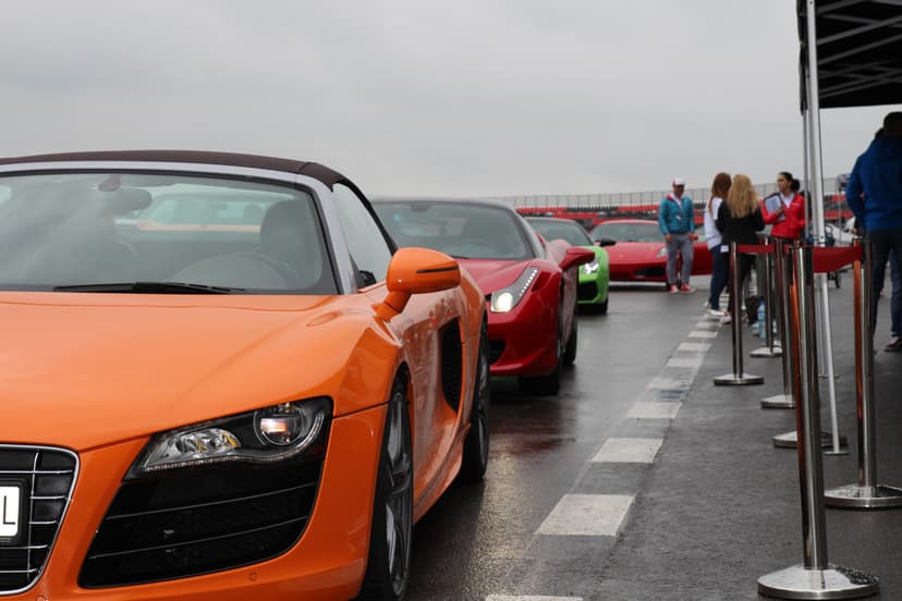 Pojedynek Lamborghini Gallardo vs KTM X-Bow (2 okrążenia) | Wiele Lokalizacji