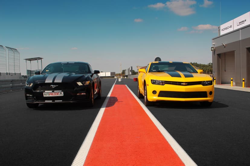 Amerykański Pojedynek Chevrolet Camaro vs Ford Mustang (4 okrążenia) | Wiele Lokalizacji