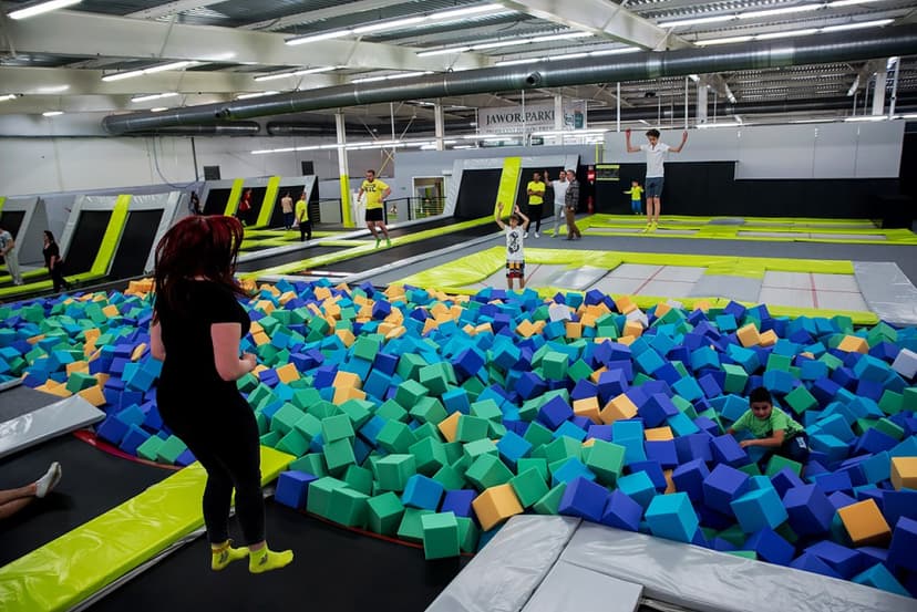 Szalona Zabawa w Parku Trampolin dla Rodziny | Toruń