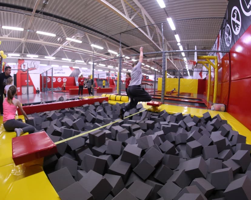 Szalona Zabawa w Parku Trampolin dla Dwojga | Radom