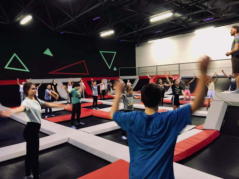 Szalona Zabawa w Parku Trampolin dla Dwojga | Kalisz