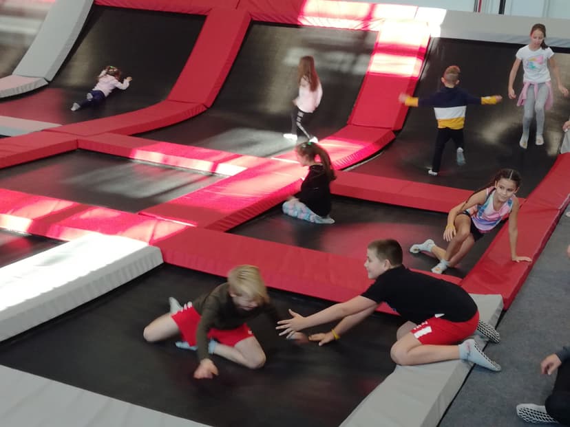 Przygoda w Parku Trampolin dla Przyjaciół | Wałbrzych