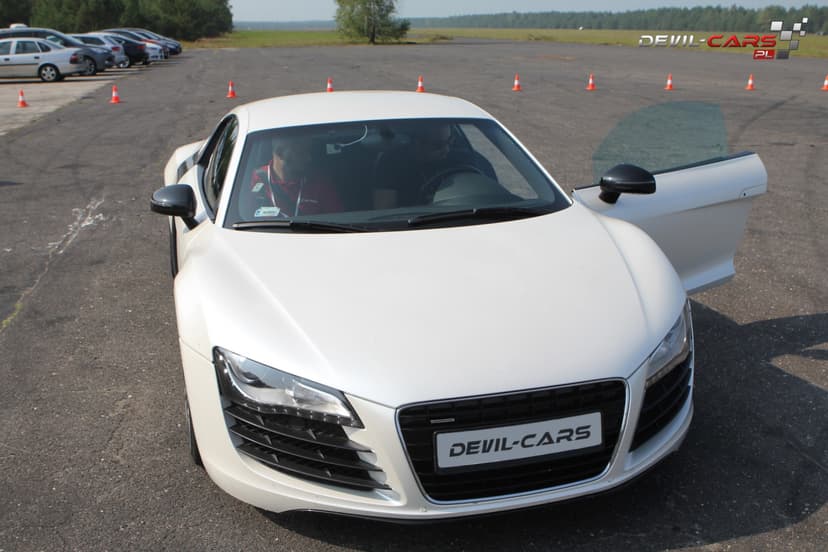 Pojedynek Audi R8 V8 vs. Nissan GTR | 2 okrążenia | Wiele Lokalizacji