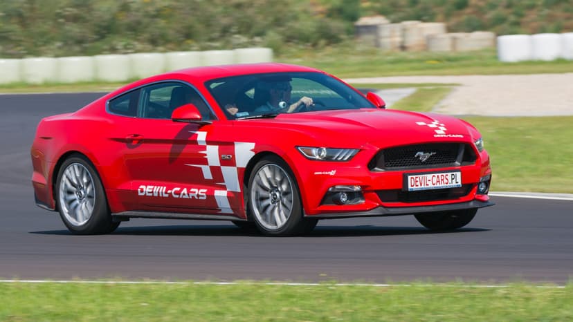 Pojedynek Ford Mustang vs. KTM X-Bow | 2 okrążenia | Wiele Lokalizacji