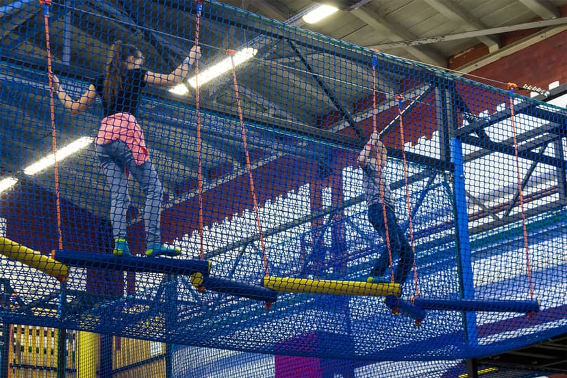 Szalona Zabawa w Parku Trampolin dla Przyjaciół | Piła