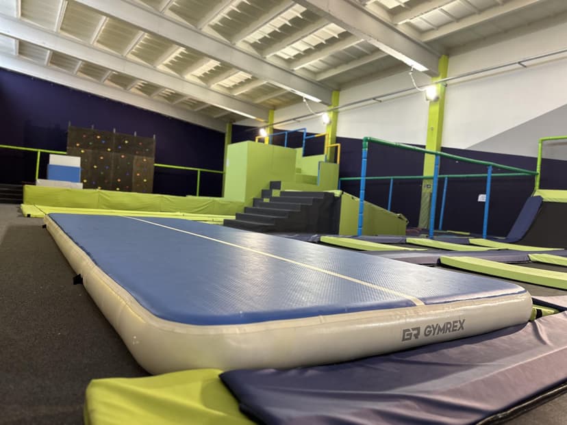 Szalona Zabawa w Parku Trampolin dla Rodziny | Płock