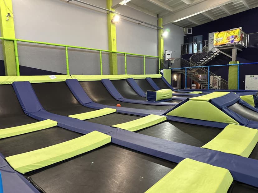 Szalona Zabawa w Parku Trampolin | Płock