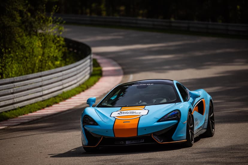 Poprowadź McLaren 570GT | 1 okrążenie | Wiele Lokalizacji