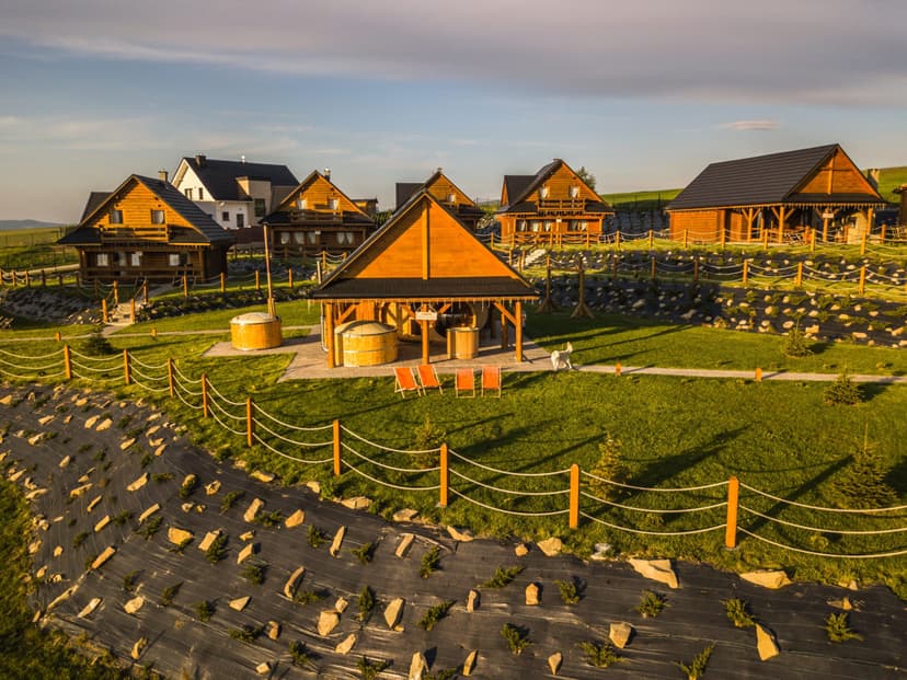 Rodzinny Pobyt w Domku (1 Noc, 2-4 Osoby) | Ośrodek Domki Zagroda | Słopnice