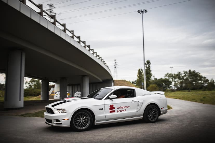 Co-Drive Mustangiem Ulicami Miasta z Filmowaniem | Wiele Lokalizacji