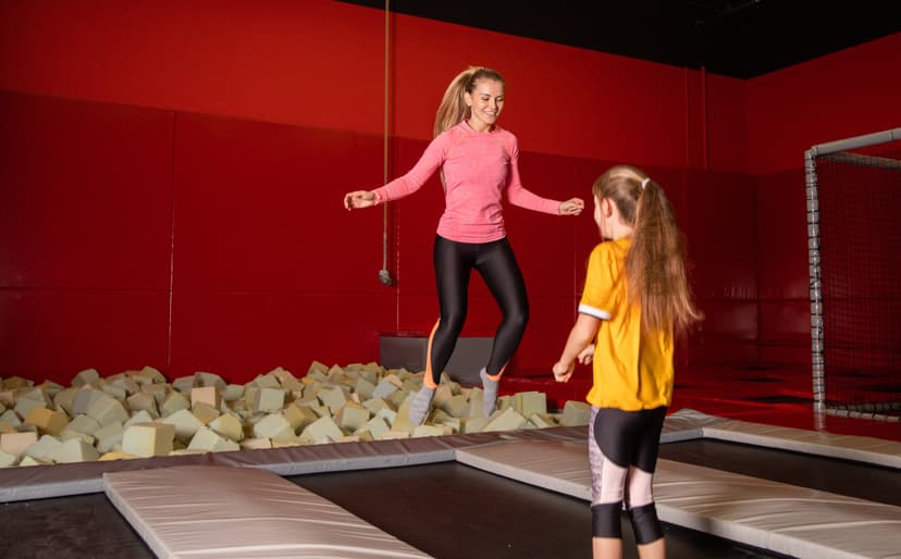 Szalona Zabawa w Parku Trampolin dla Dwojga | Warszawa