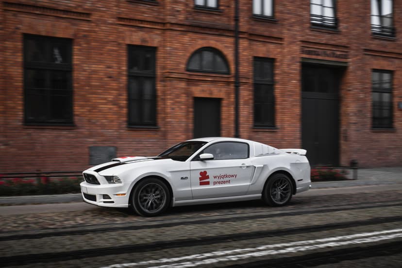 Jazda Mustangiem Ulicami Miasta z Filmowaniem | Wiele Lokalizacji