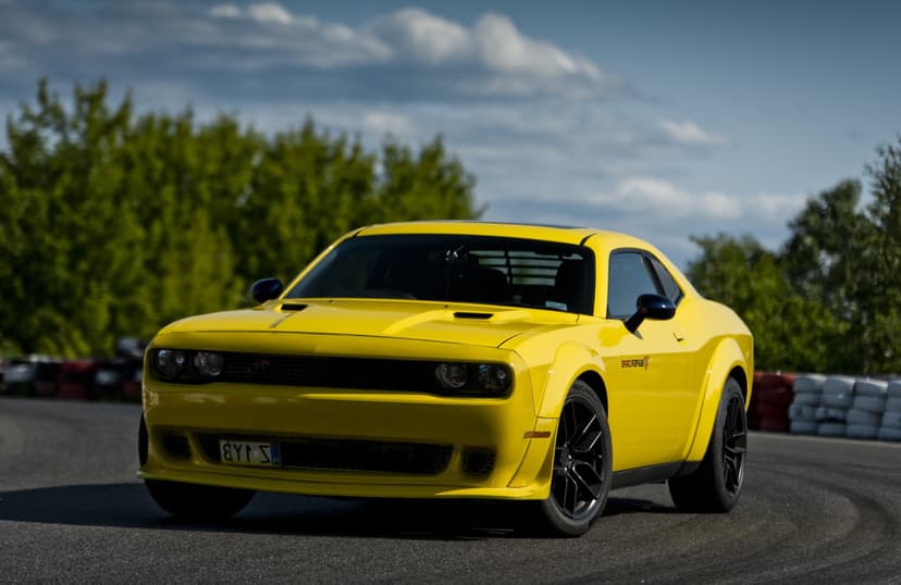 Jazda Dodge Challenger | 2 okrążenia | Wiele Lokalizacji