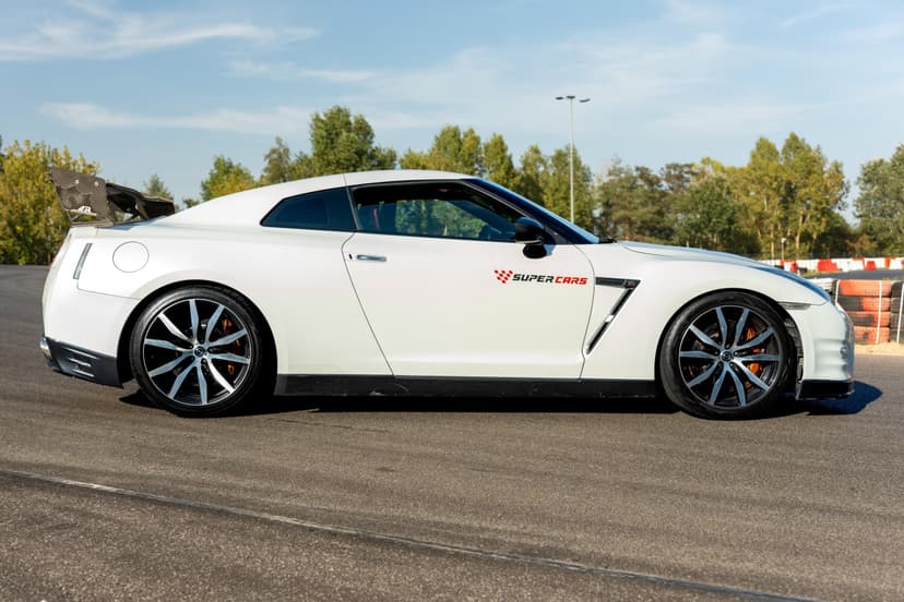 Jazda Nissanem GTR VIP Extreme | 2 okrążenia | Wiele Lokalizacji