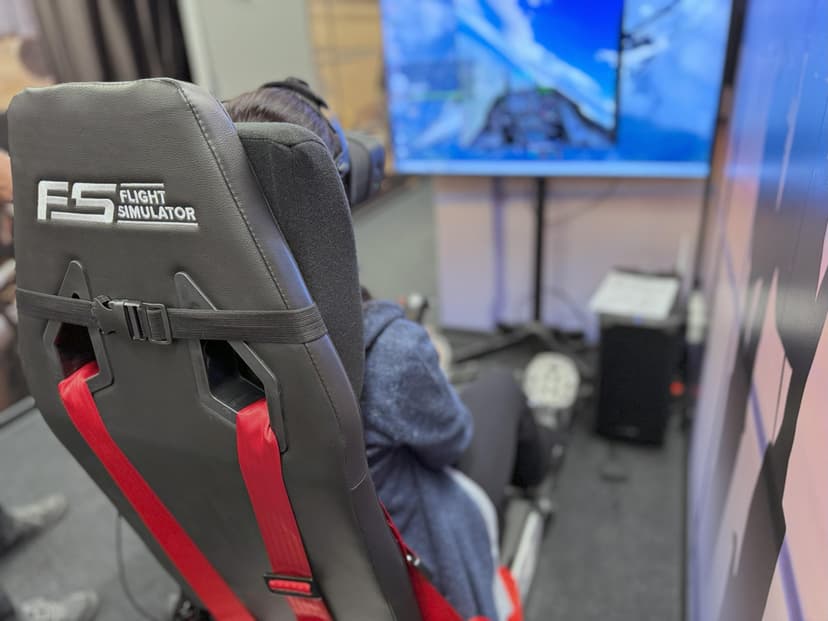 Lot w Symulatorze Myśliwca (30 minut) | Warszawa