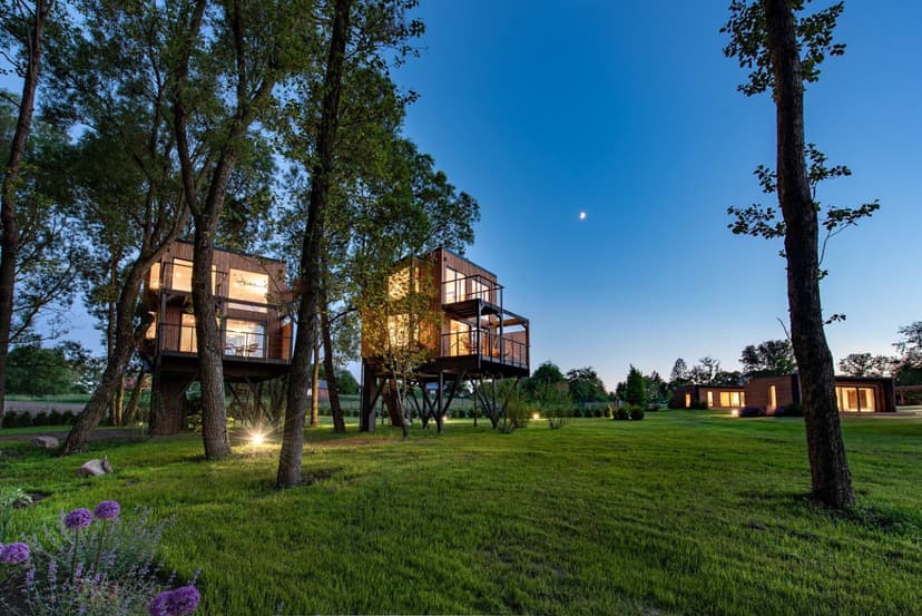 Odprężający Pobyt w Apartamencie w Koronach Drzew (2 Noce, 2 Osoby) | Pałac Warlity | Olsztynek (okolice)