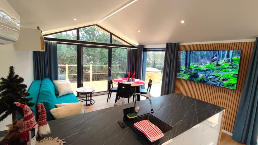 Odprężający Pobyt w Domku na Skraju Rzeki (1 Noc, 1-6 Osób) | HouseBoat Odra | Uraz