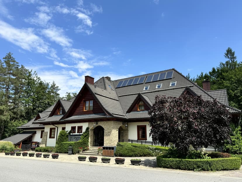 Urokliwy Pobyt w Beskidach (3 Noce, 2 Osoby) | Oberża Czarny Groń | Rzyki