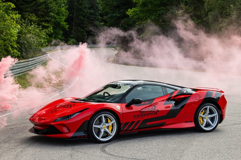 Poprowadź Ferrari F8 | 2 okrążenia | Wiele Lokalizacji