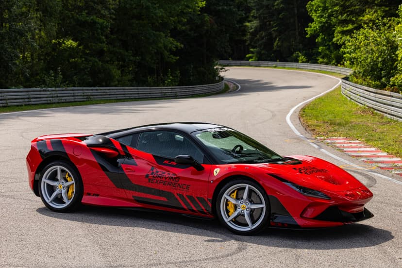 Poprowadź Ferrari F8 | 3 okrążenia | Wiele Lokalizacji