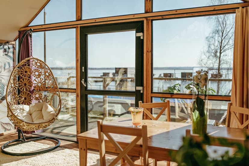 Rekreacyjny Pobyt pośród Drzew (2 Noce, 2 Osoby) | HT Houseboats & Herbals | Mielno