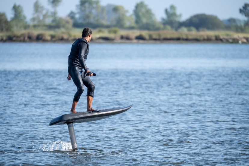 Poznaj eFoil – Elektryczna Deska Surfingowa (150 minut) | Wiele Lokalizacji