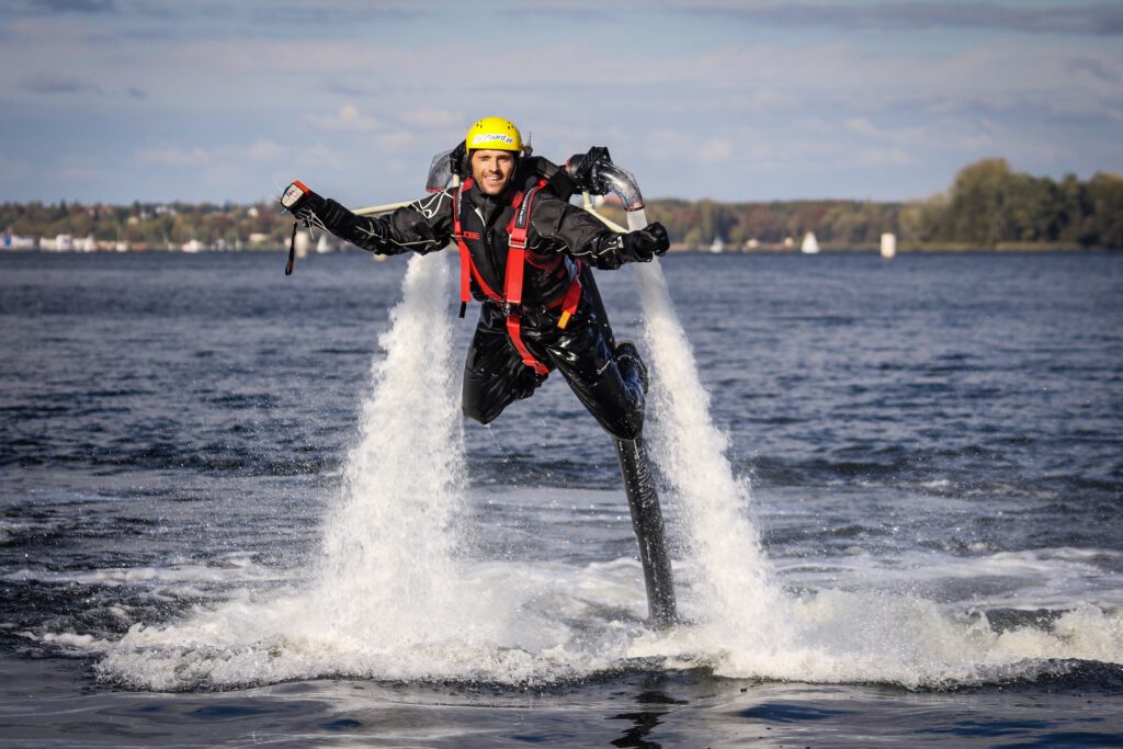 Flyboard - mężczyzna unosi się na odrzutowym plecaku