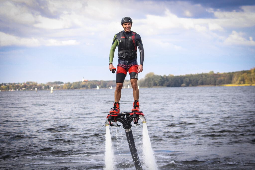 Flyboard - uśmiechnięty mężczyzna na desce do flyboardingu